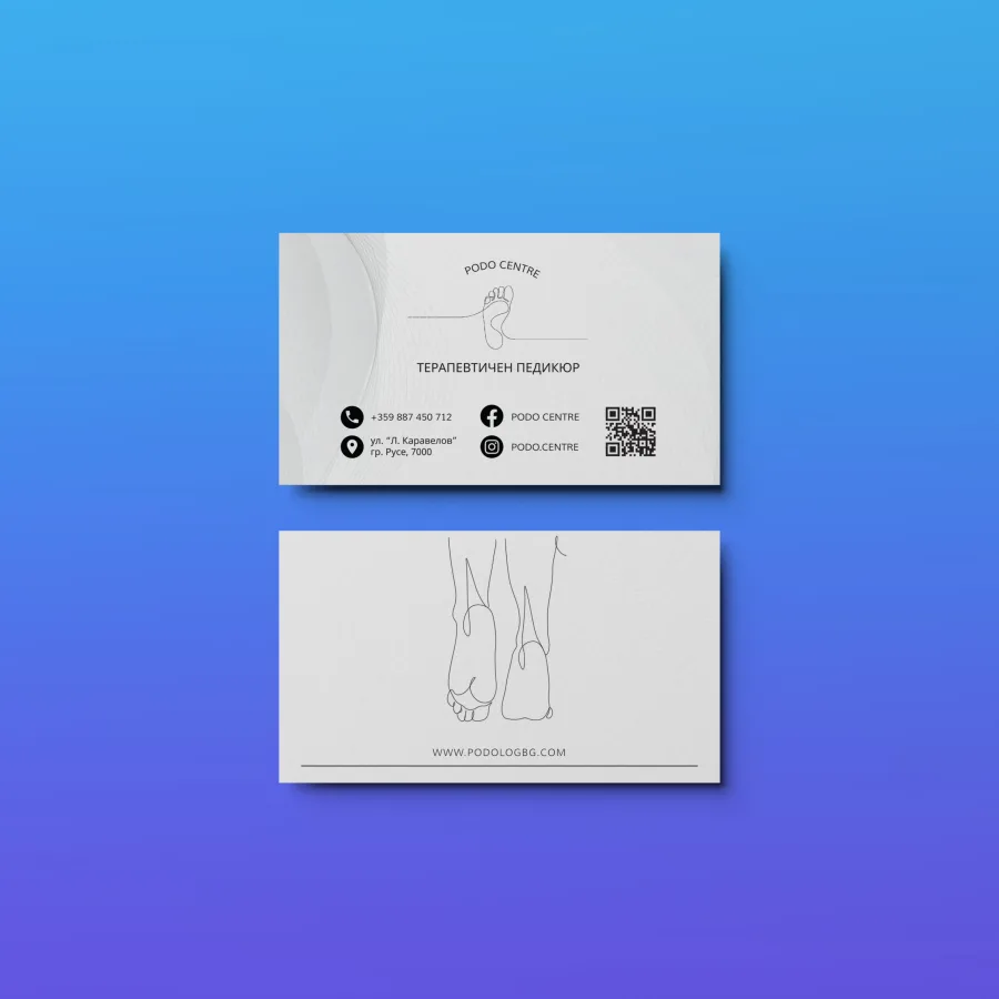 Визитките на Podo centre, лице и гръб: QR код към сайта и линейна илюстрация на стъпала