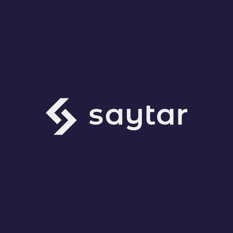 Логото на „Сайтър“: знакът от две програмни скоби и името saytar