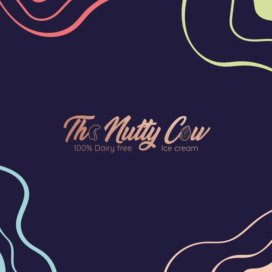 Логото на The Nutty Cow в медно върху тъмносин фон с пастелни линии