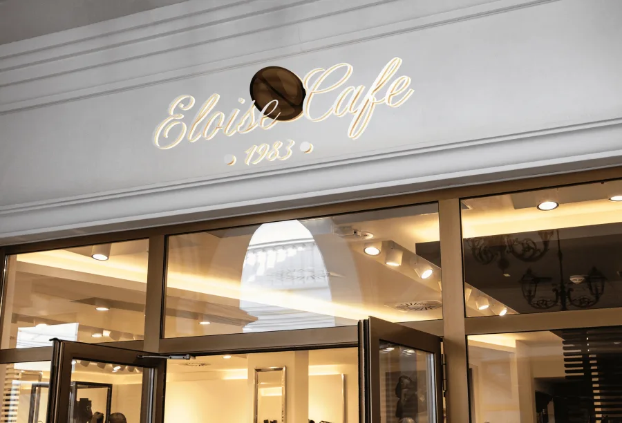 Табелата с логото на Eloise Cafe над входа