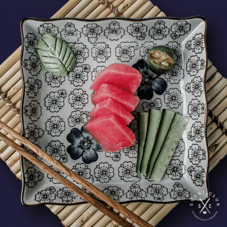 Сашими в чиния с кръглия печат на Sushi Club в ъгъла