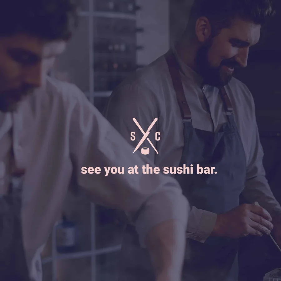 Монограмът на Sushi Club и надпис „see you at the sushi bar“ върху снимка на готвачи