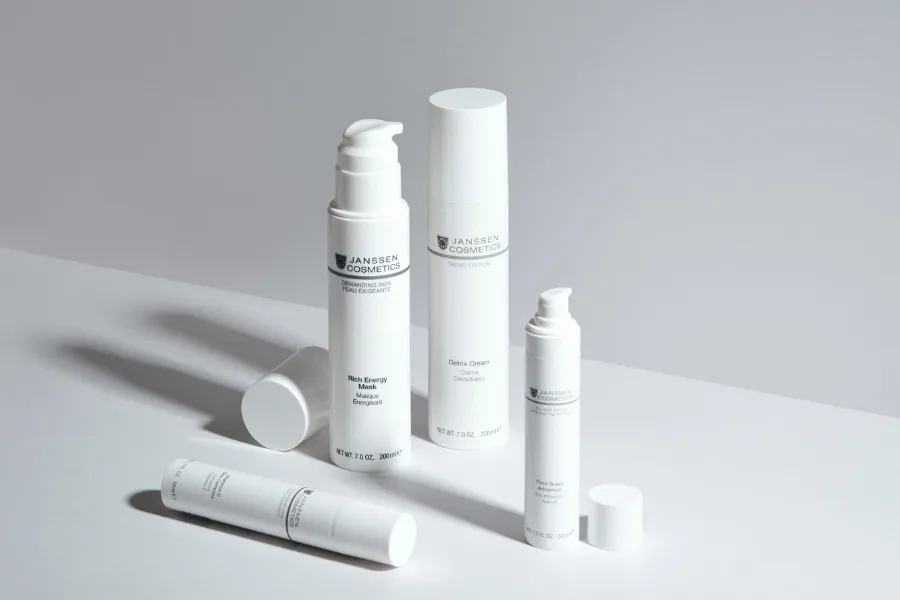 минимализъм в дизайна- minimal brand packaging